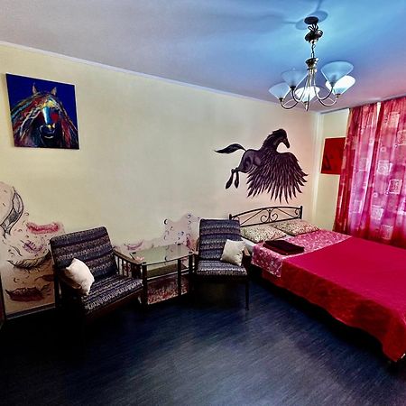 Apartment Near Train Station And Close To City Center Kyiv Exterior foto