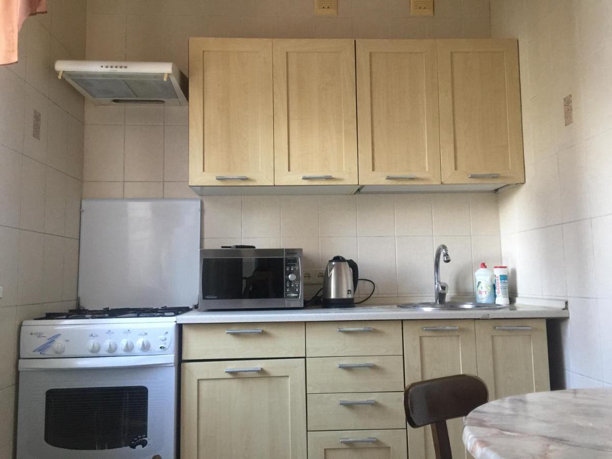 Apartment Near Train Station And Close To City Center Kyiv Exterior foto