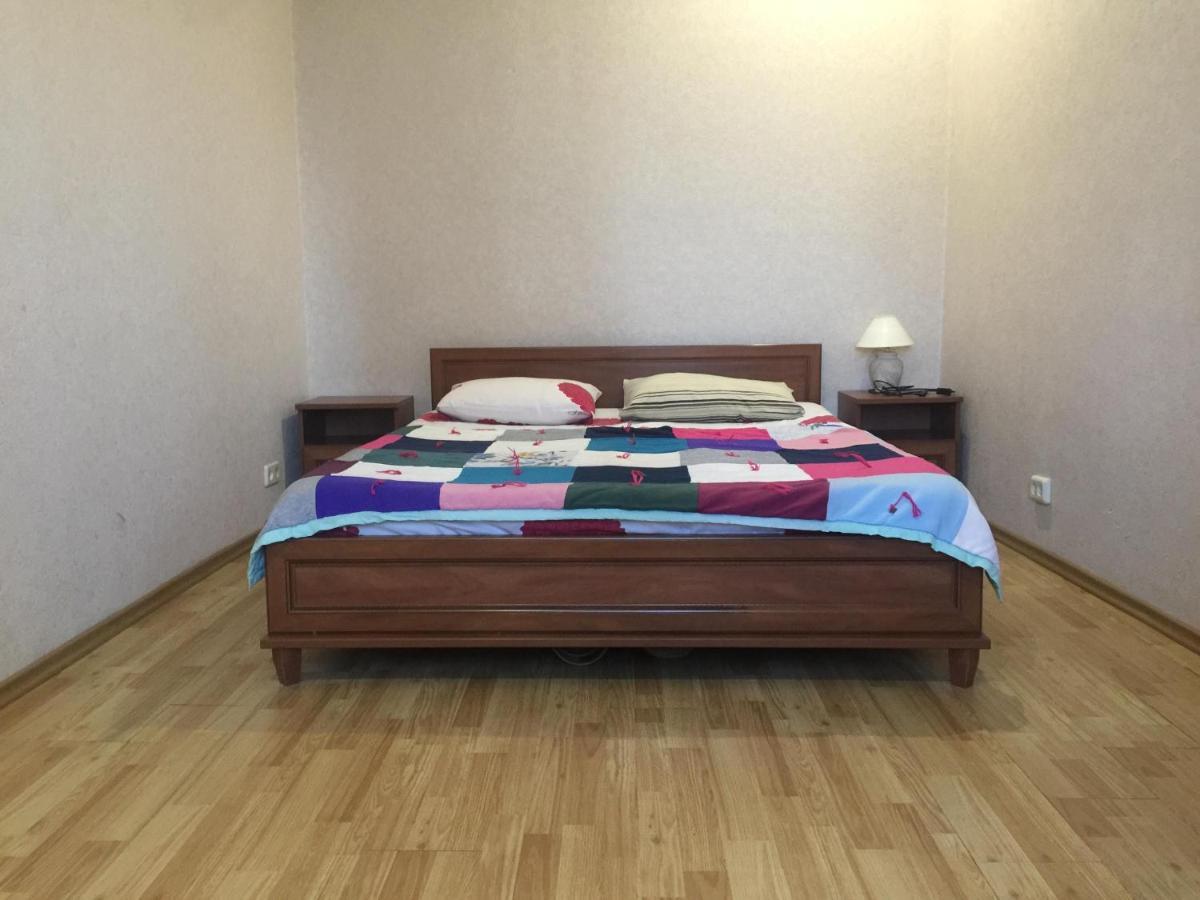 Apartment Near Train Station And Close To City Center Kyiv Exterior foto