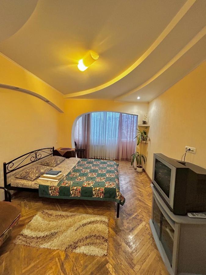 Apartment Near Train Station And Close To City Center Kyiv Exterior foto